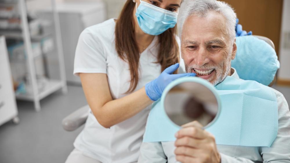 ¿Cuál es la mejor opción para reemplazar los dientes perdidos?